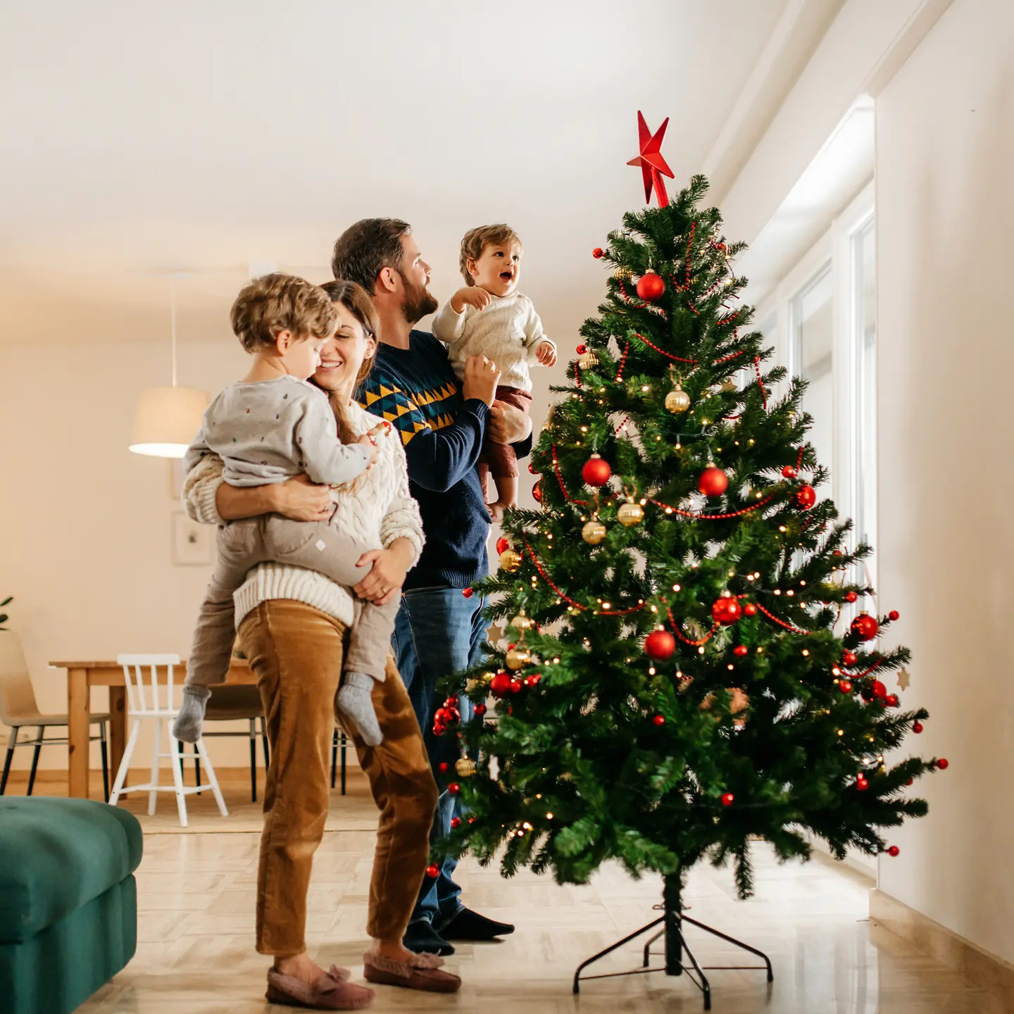 Eine Familie Schmückt ihren Weihnachtsbaum