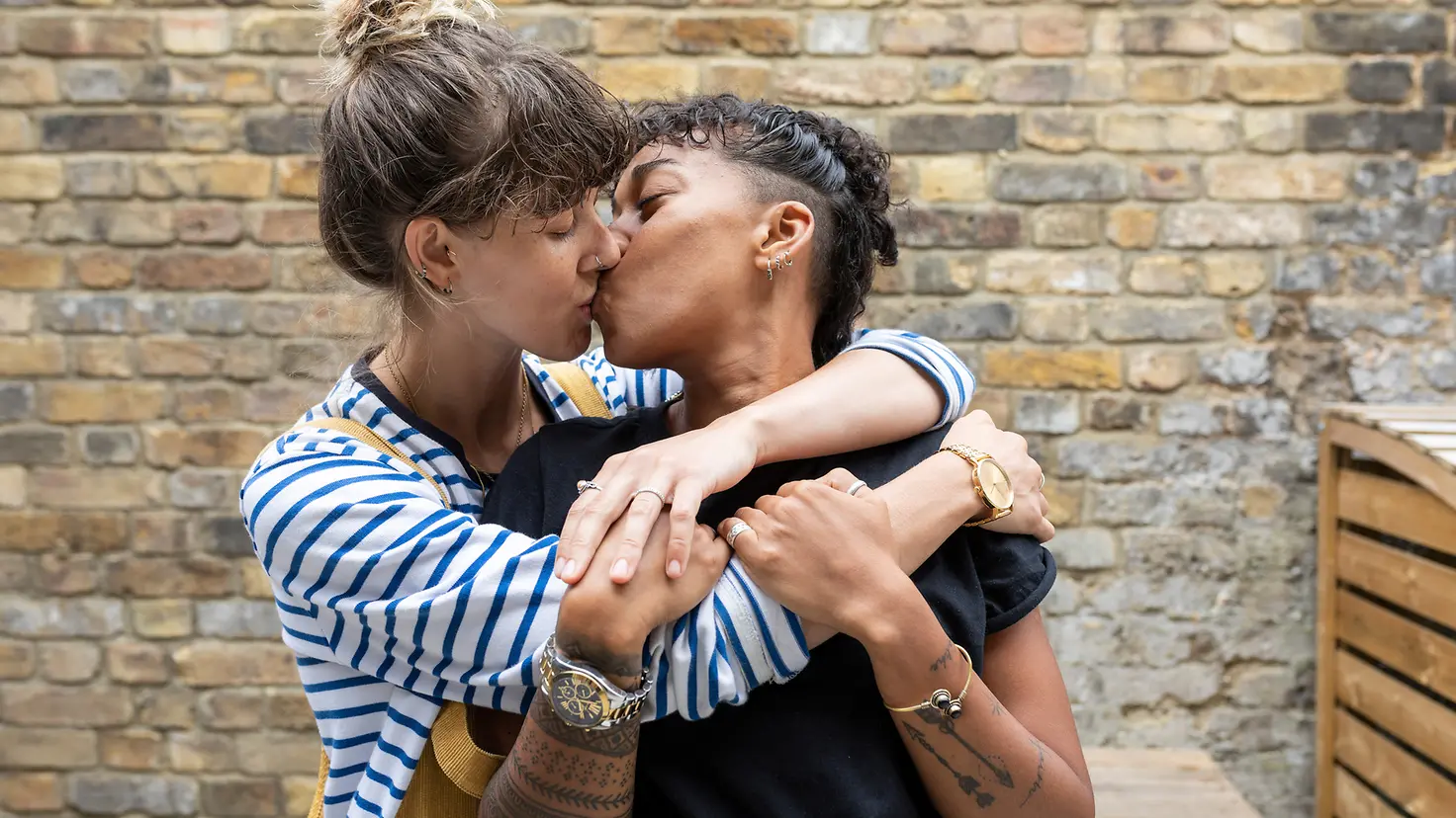 Zwei junge Frauen küssen sich