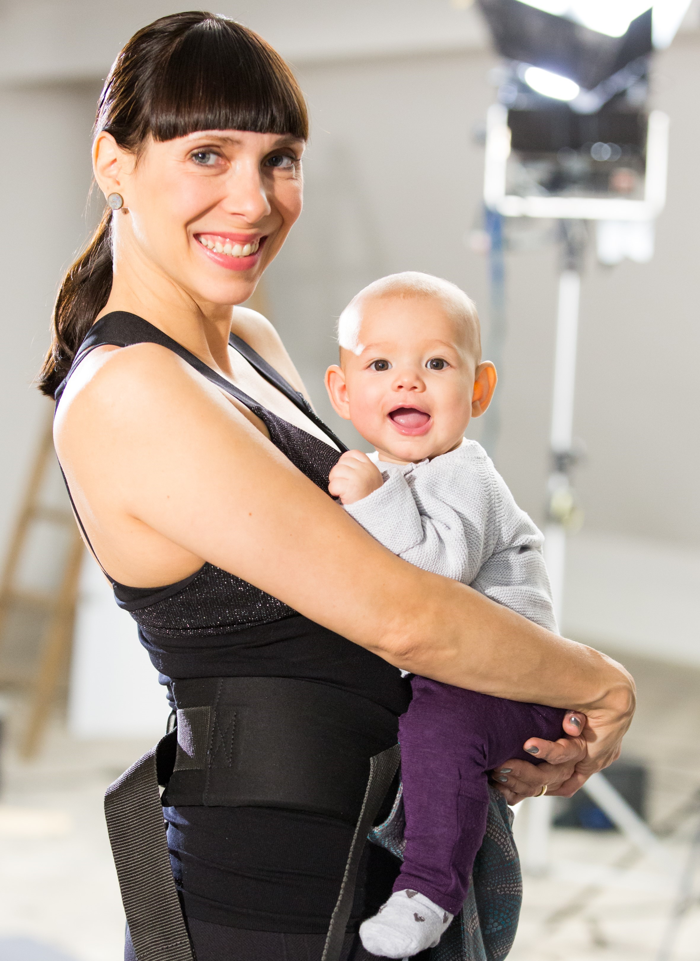 Glücksmama Kristina Basiner hält ein Baby auf dem Arm 