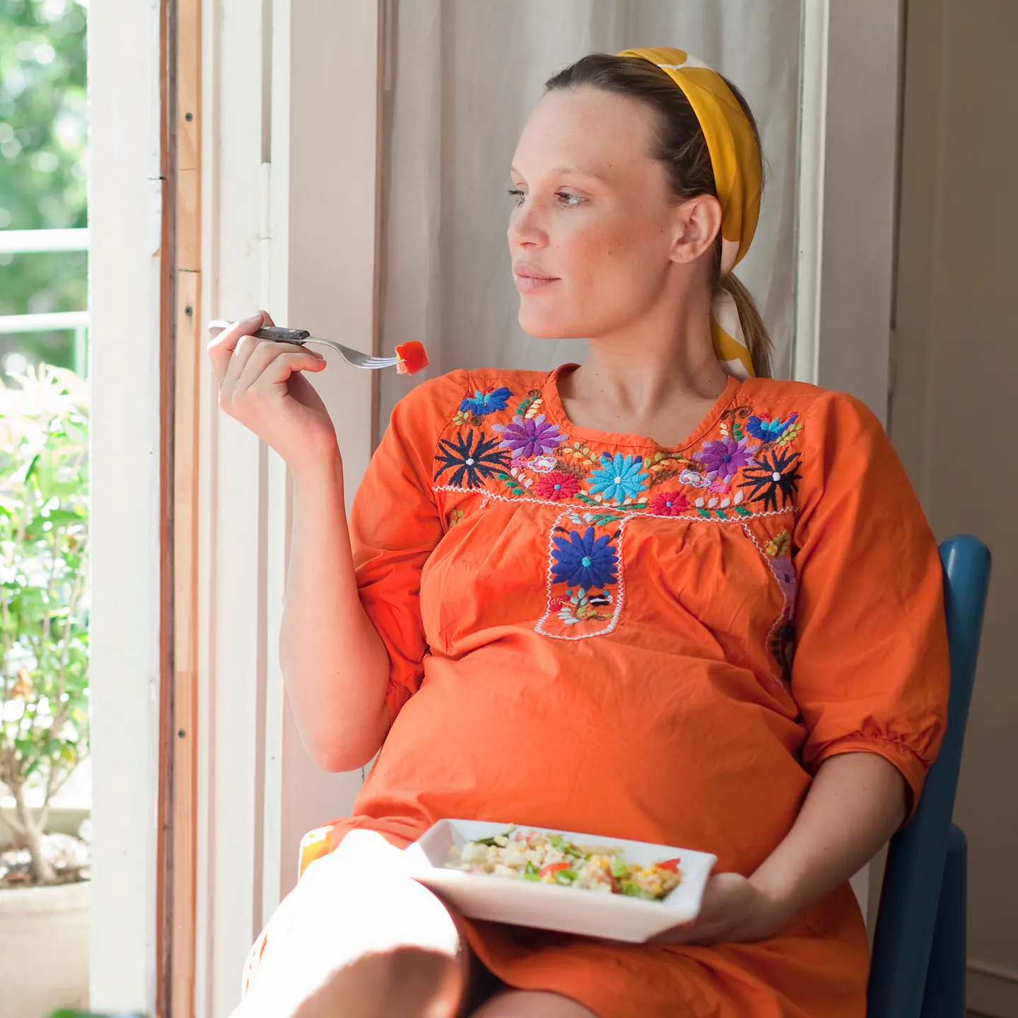 Eine schwangere Frau genießt einen Salat