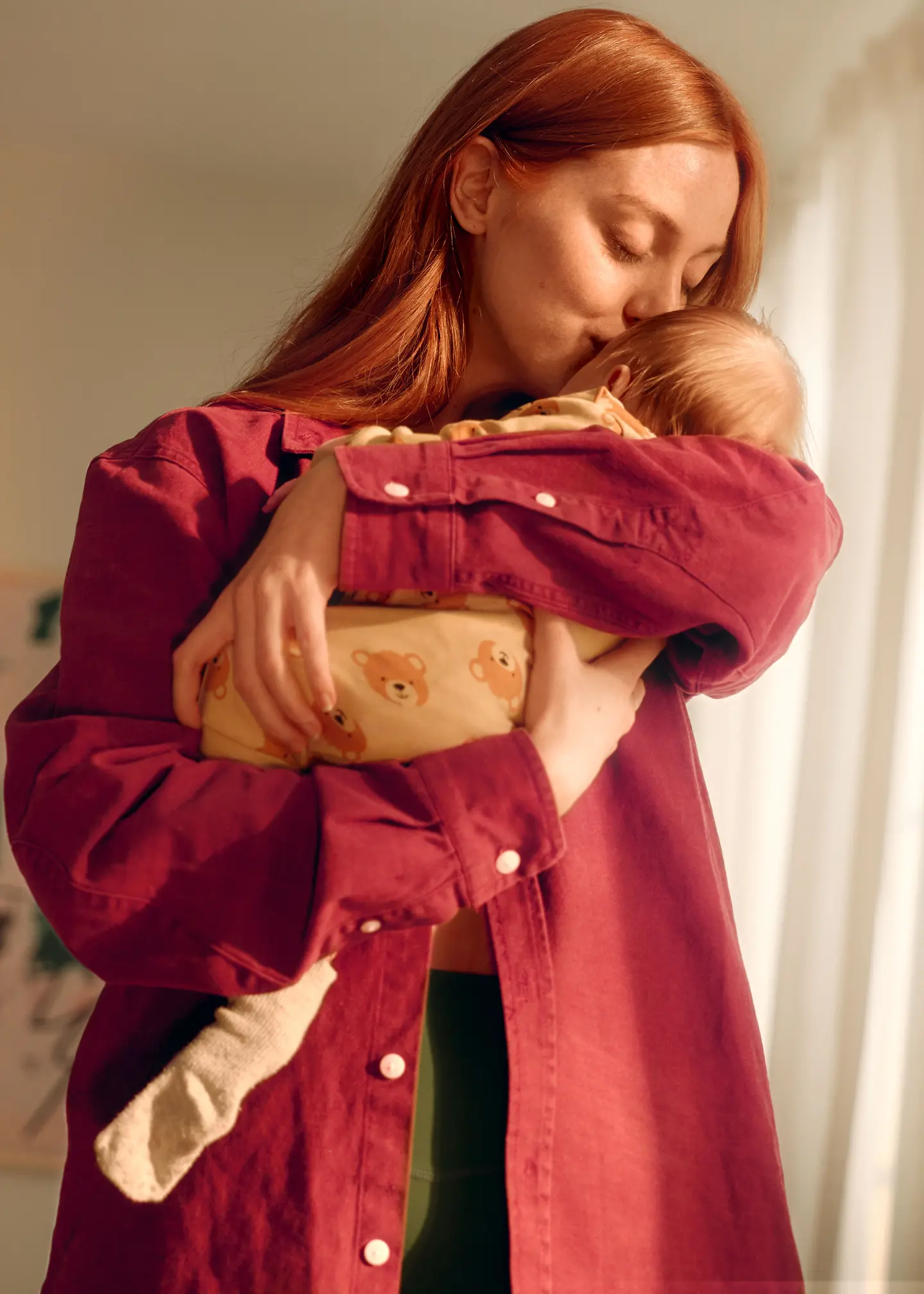 Eine Frau hält ihr Baby auf dem Arm. 